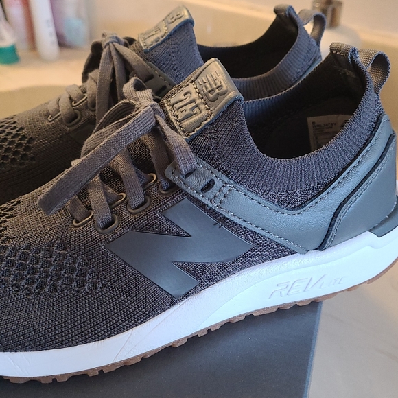 New balance shoes 247 - Picture 3 of 5